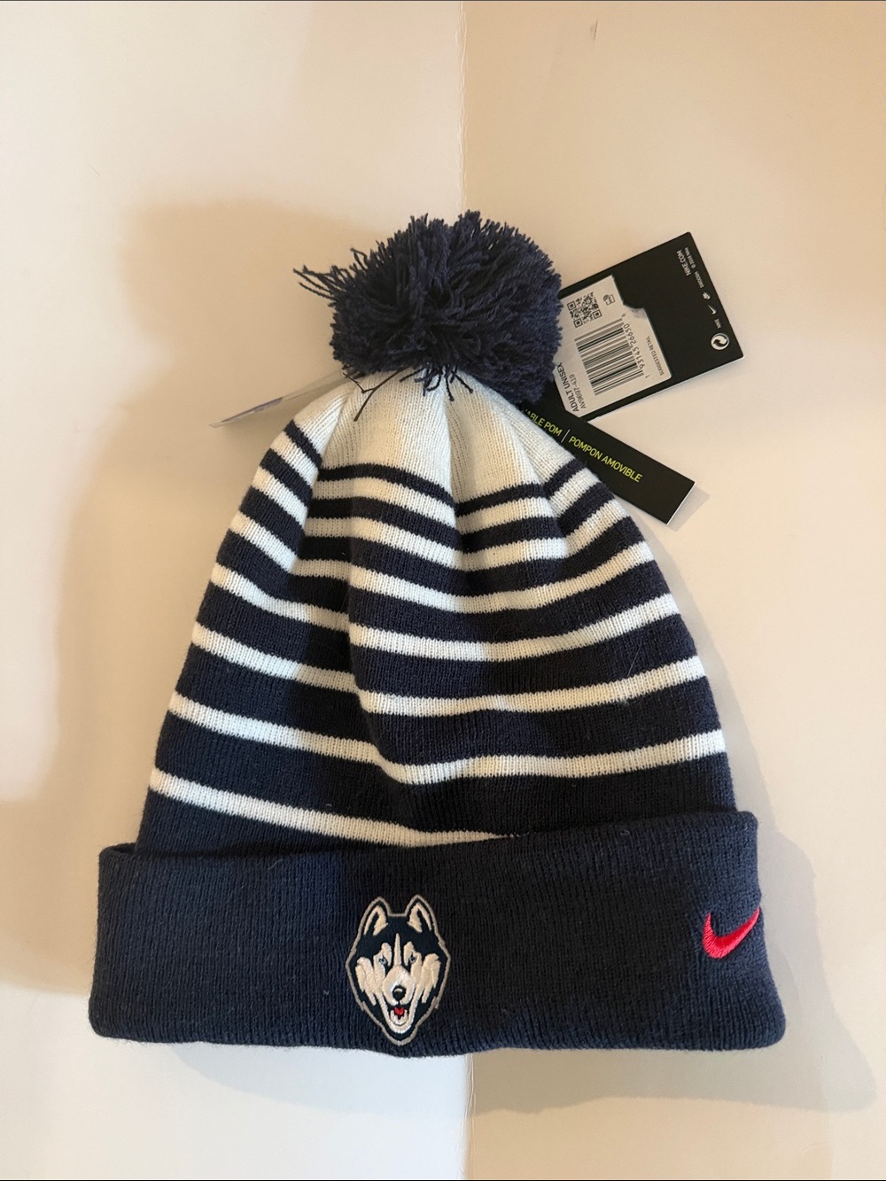 Nike NWT Uni Sex UCONN Huskies Beanie with removable Pom Pom